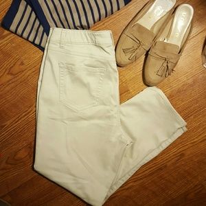 Perfect creamy  light tan Capri pants!